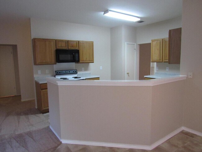Building Photo - 3 - BEDROOM IN KNOLLCREEK