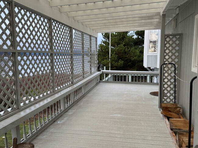 Building Photo - La Conner Home with Stunning View