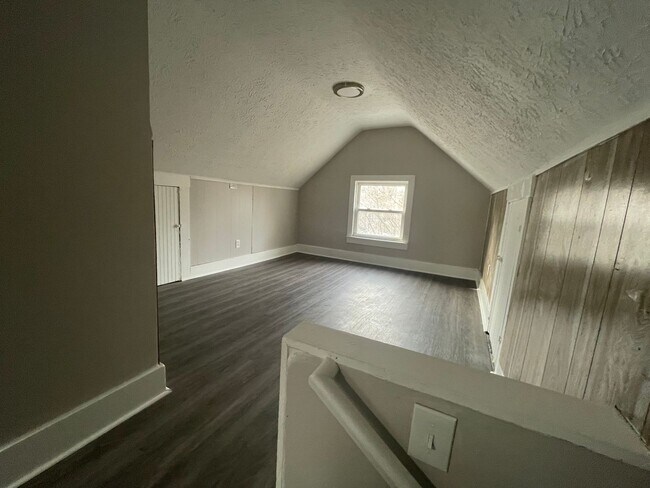 Building Photo - Akron 3 Bedroom Single Family Home + Garage