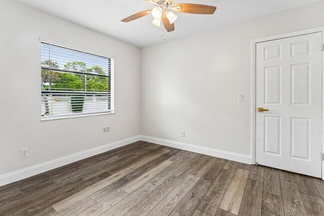 Building Photo - 2103 N Palm Cir