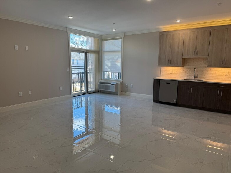 Building Photo - 580 North Ave