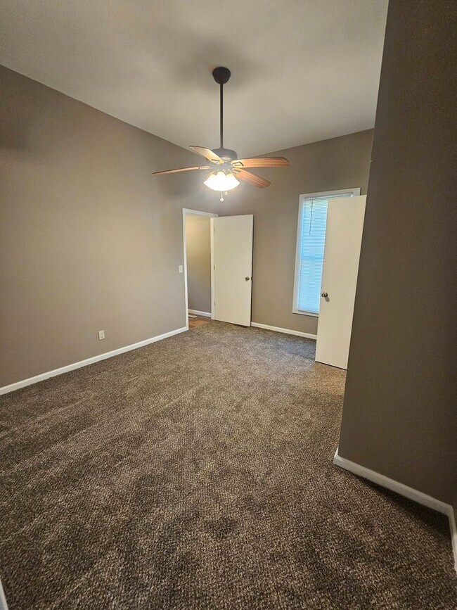 Building Photo - 2 bedroom | 1 bathroom | 1 car detached shop or garage | Large lot | Pets welcome!