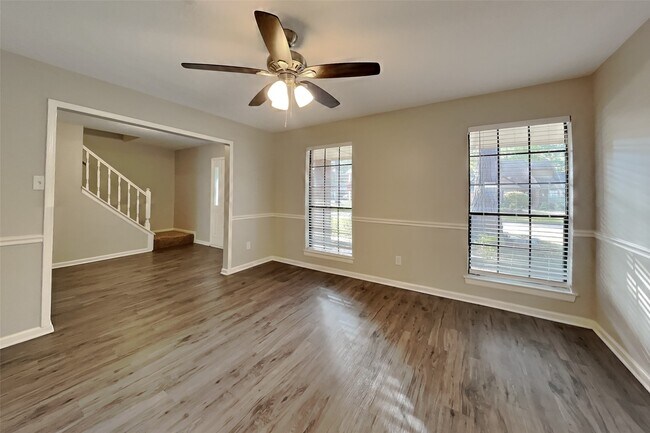 Building Photo - 2615 Silver Falls Dr