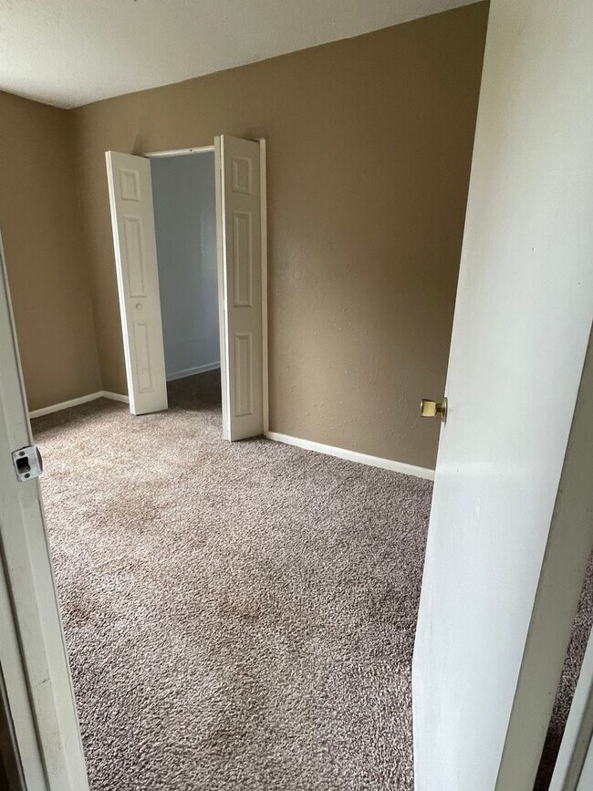 Building Photo - NOW AVAILABLE! RENT READY!! LET'S GET MOVING!