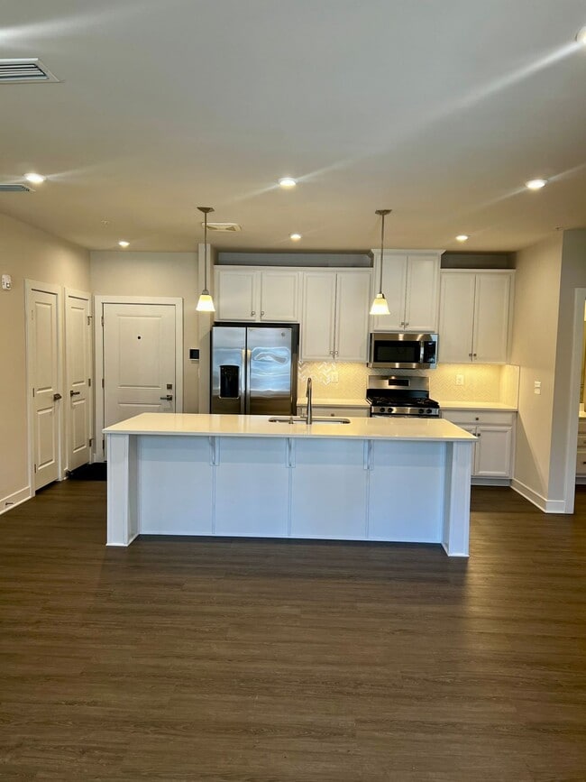 Building Photo - 10421 Resort Road