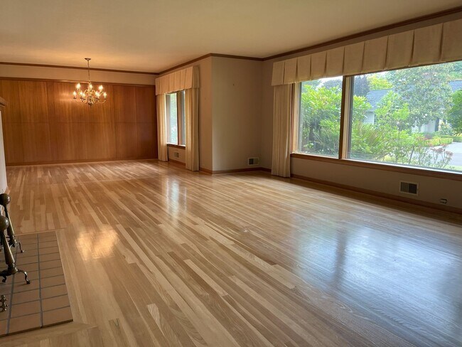 Building Photo - Timeless Character Meets Spacious Living i...