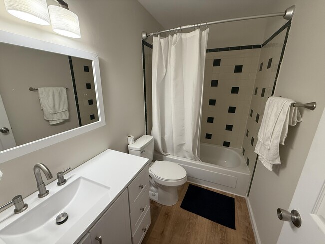 Building Photo - 801 N Ann St