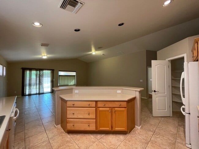 Building Photo - Available in JULY, Single story 3bd/ 2bath...
