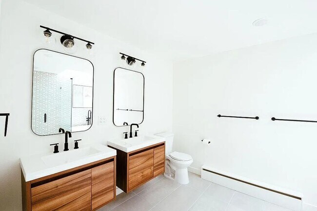 Building Photo - LUX 3BD, 3BA Foothills Home Only 5 Minutes...