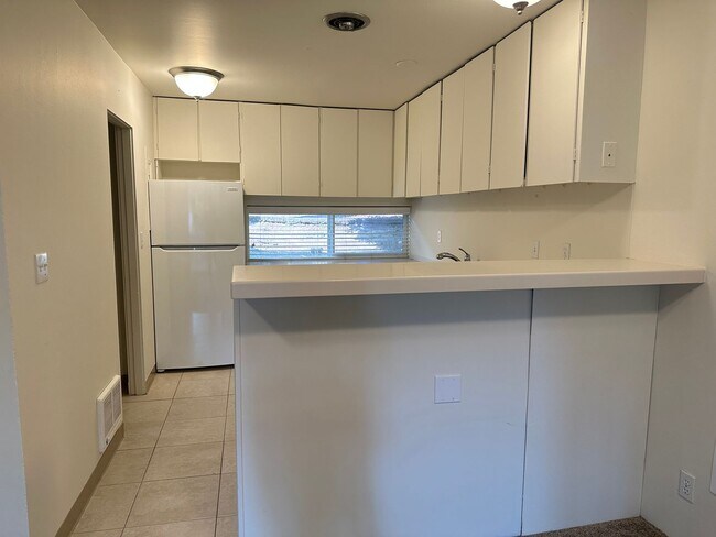 Building Photo - South Tabor 3 Bedroom 1.5 Bath Duplex Unit...