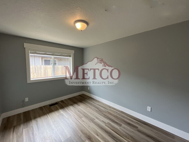 Building Photo - 536 Creswood Dr