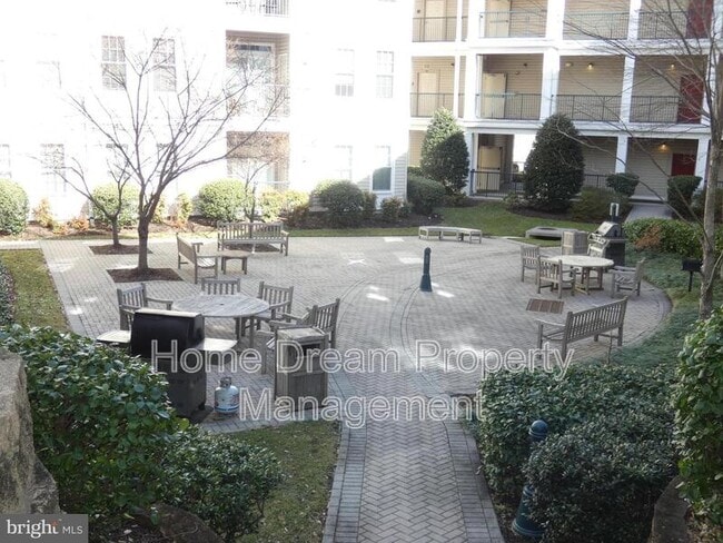 Building Photo - 2465 Army Navy Dr