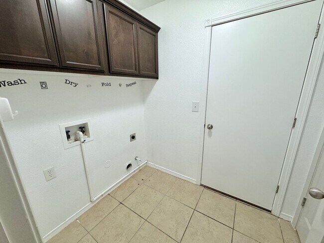 Building Photo - Sandstone Ranch Estates 4Bed Refrig A/C by...