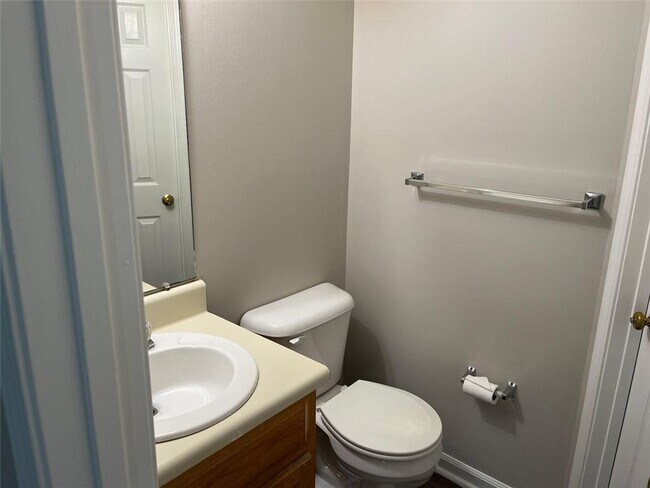 Building Photo - 326 Leafmore Rd SW