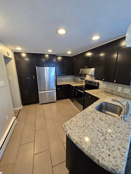 Kitchen - 200 Windsor St