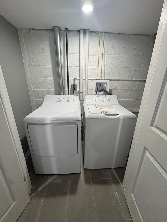 Building Photo - ** 3 BEDROOM TOWNHOME AVAILABLE**