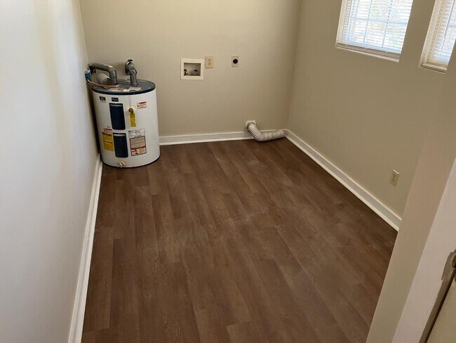 Building Photo - 513 E 14th St