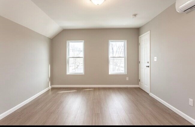 Building Photo - 31 Hicks St