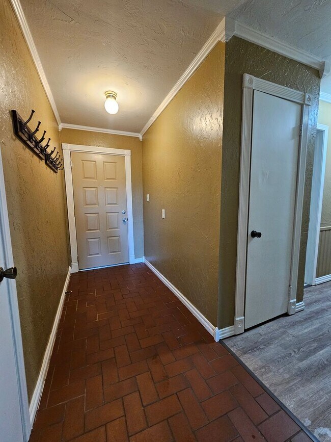 Building Photo - (3) Bed/(1.5) Bath Avail NOW! Pet Negotiable!