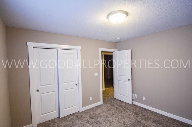 Building Photo - 4 Bed 2.5 bath Ranch with Finished Basement!