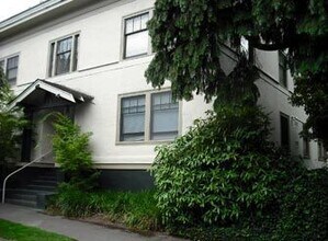 Building Photo - Lovely Top-Floor Corner Studio in Idyllic ...