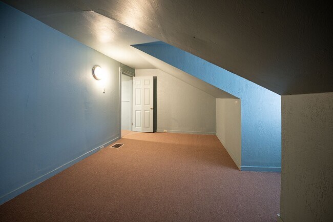 Building Photo - Available NOW! 1st Floor  2 Bed 1 Bath Apa...