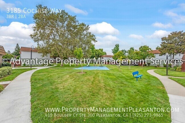 Building Photo - Single Story, 3 bed, 2 bath townhouse