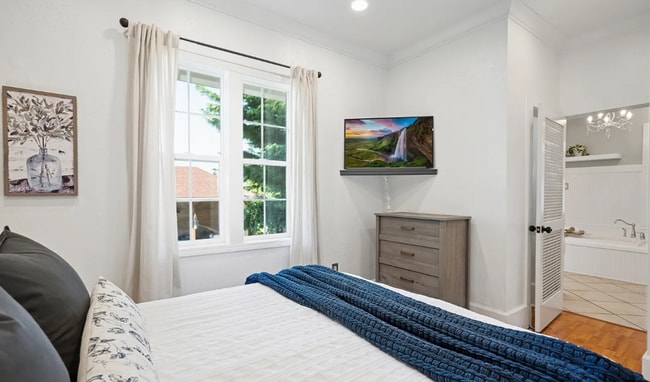 Building Photo - Charming updated 1920s 3BD 3BA