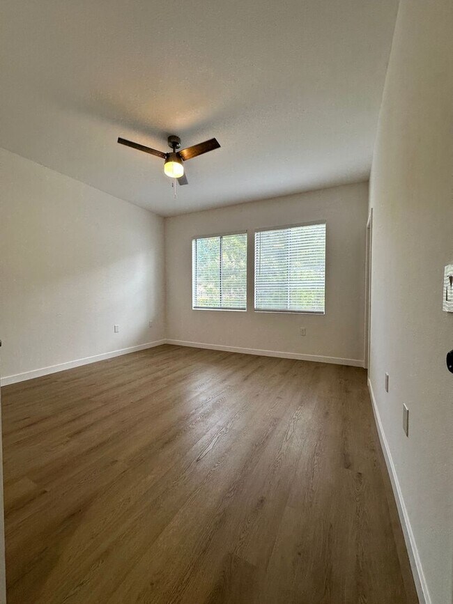 Building Photo - Townhouse at the Bordeaux Gated Community 3bed 2.5 bath