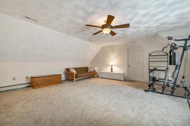Building Photo - 8 Hemlock Ln