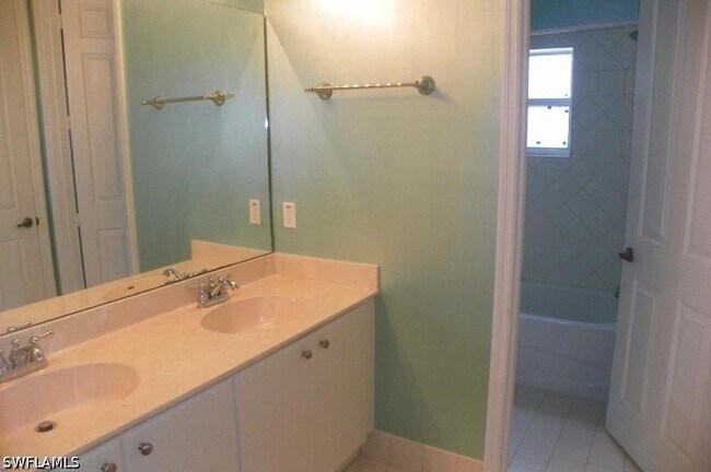 Building Photo - 1400 Mariposa Cir