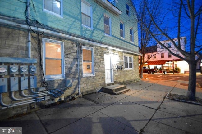 Building Photo - 374 Farnsworth Ave