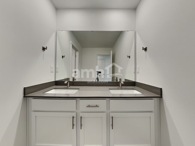 Building Photo - 8007 Katriel Ct SW