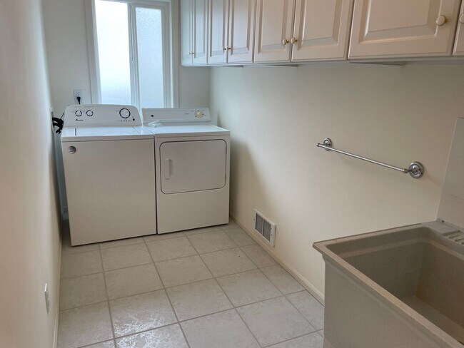 Building Photo - Single Level Useless Bay Home with Bonus Room!