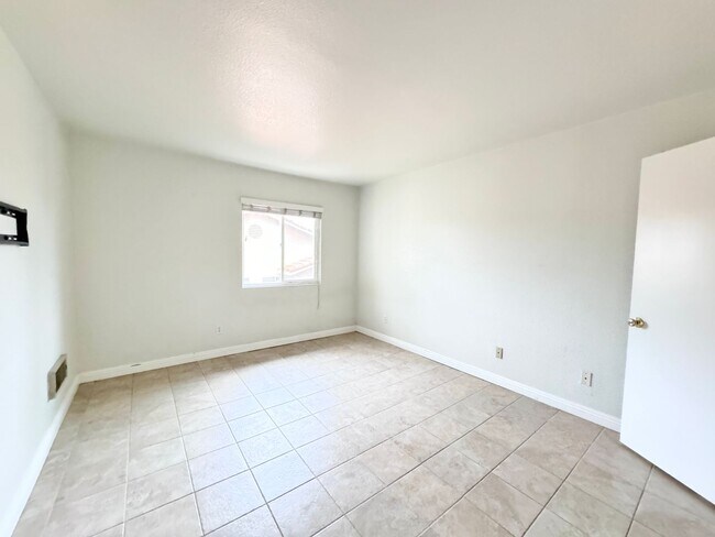 Building Photo - 207 Woodland Pkwy
