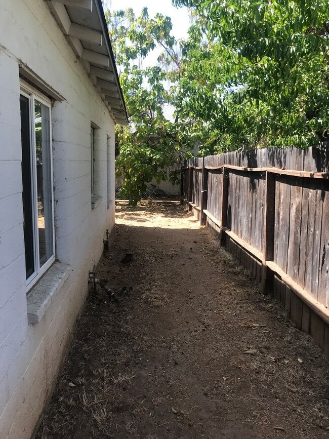 Building Photo - NICE DUPLEX WITH PRIVATE YARD!