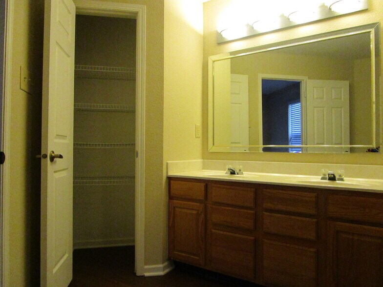 Building Photo - 711 Thornwood Ct