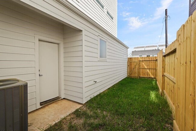 Building Photo - 2905 Nagle St