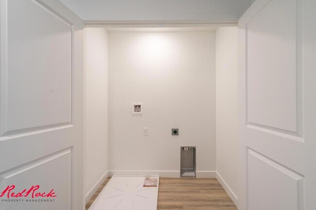 Building Photo - Dog Friendly! 3 Bedroom 2 Bathroom Townhome in Long Valley.