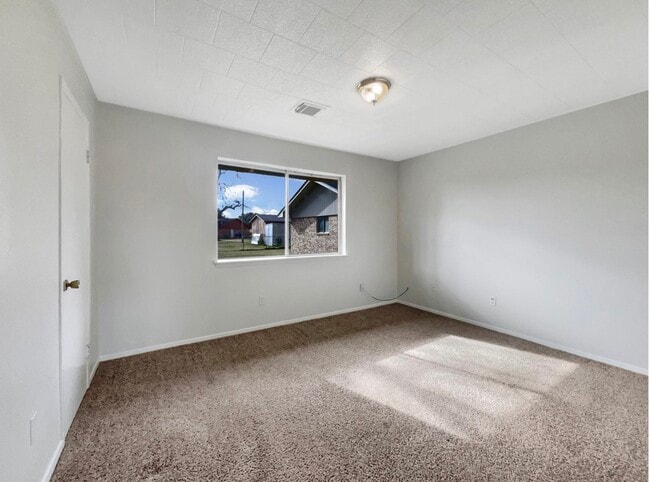 Building Photo - 908 Loggins Dr