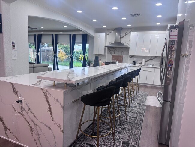 Building Photo - 9521 Shadowrock Way