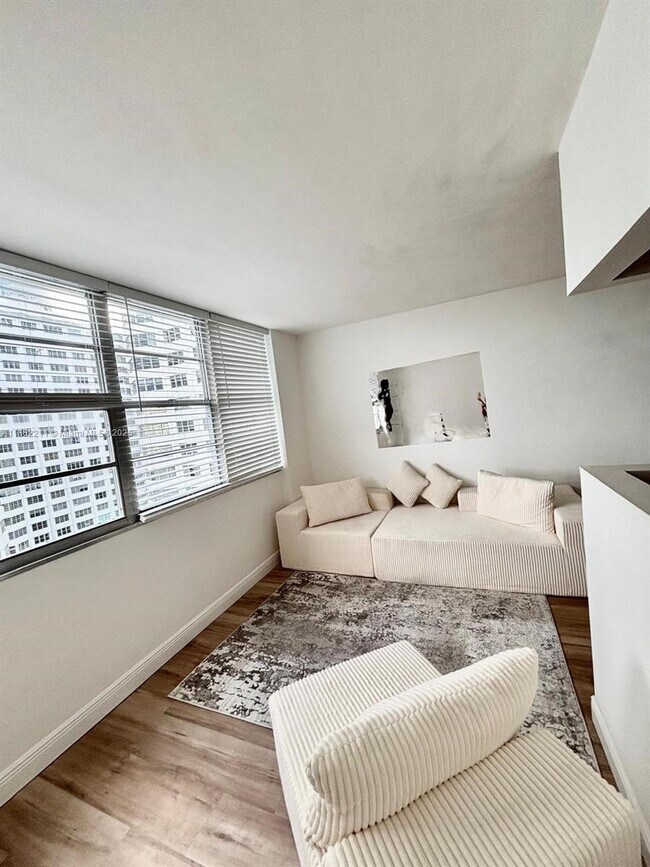 Building Photo - 801 Brickell Bay Dr