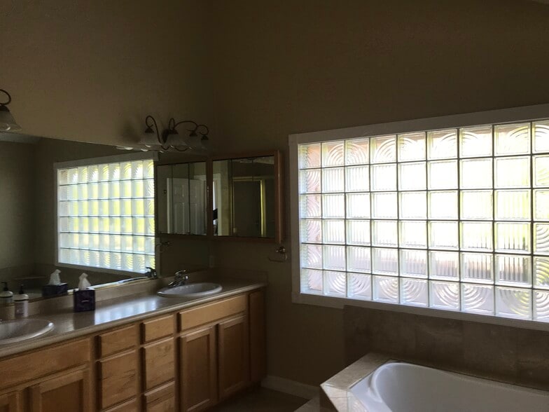 master bathroom dual vanity - 1304 Mackay Ln