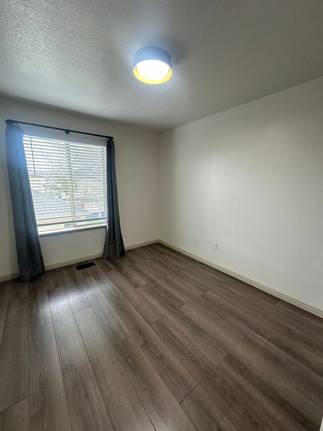 Building Photo - 3 Bed | 2.5 Bath Home in South Weber – Ready for Move-In!