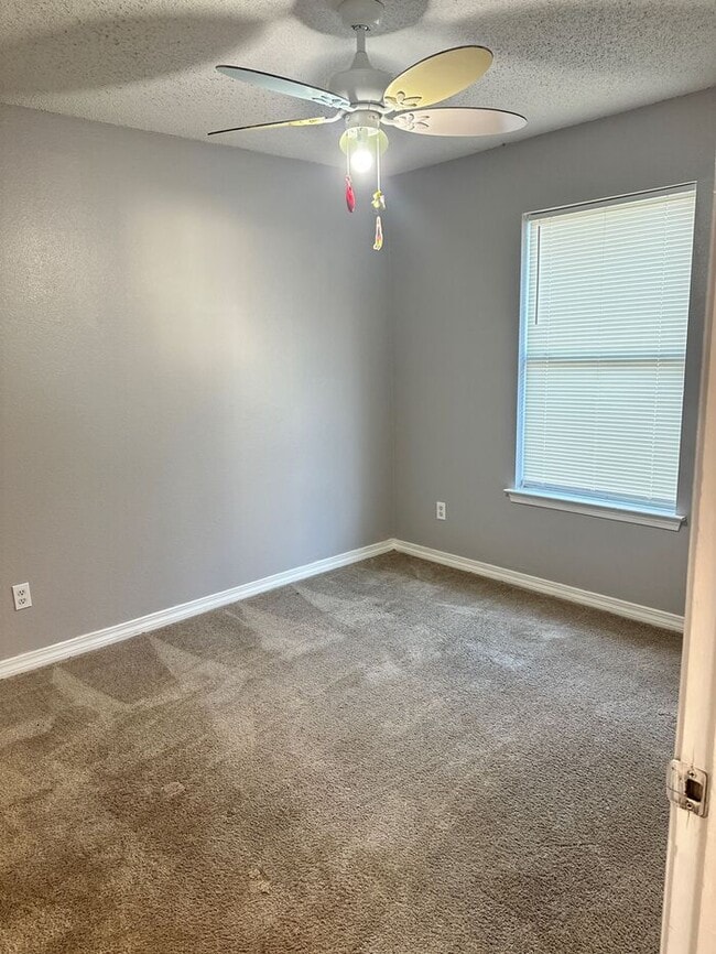 Building Photo - 3/2 Cottage in Maple Oaks Subdivision with garage