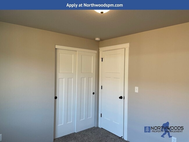 Building Photo - Newer 3 Bedroom 2 Bath Home-Large Fully Fenced Back Yard.