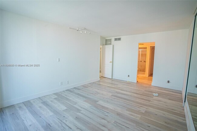 Building Photo - 100 Bayview Dr