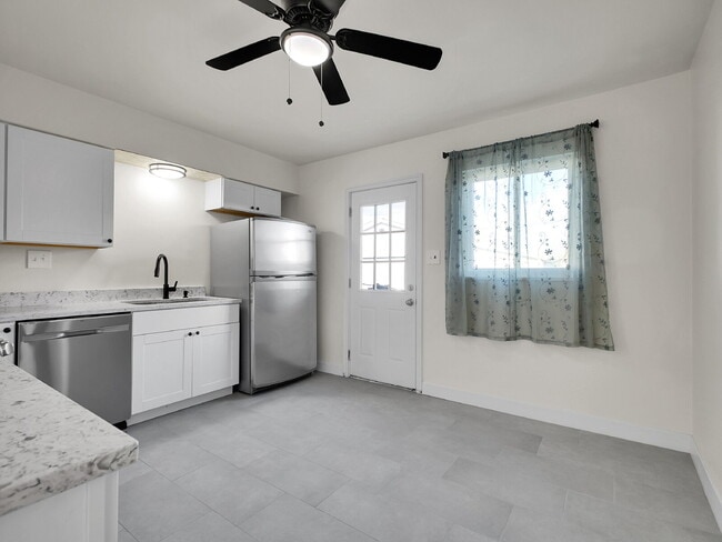 Building Photo - $2,340.95 - $300 OFF - First 2 Months'Rent - 3 Bedrooms, 1.5 Bathrooms, Single Family Home in Aur...