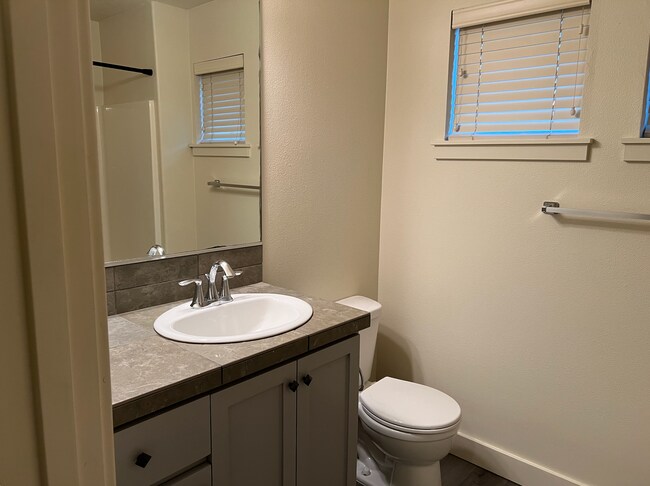 Building Photo - 635 NE Garswood Ln