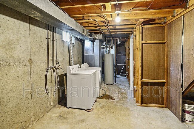 Building Photo - 2365 N Pointe Ln